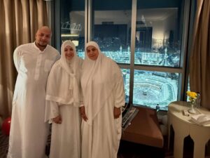 Mona Farouk Instagram - الحمدلله اول عمره رمضان نكون فيها سوا في احسن مكان في دنيا 🤍🕋🙏🏻الحمدللّه على هذه الرحلة المباركة، في قلب مكة المكرمة، محاطًا بالإيمان والامتنان والتواضع. أسأل اللّٰه أن يتقبل دعاءنا ويهدينا إلى الطريق المستقيم.
#umrah #makkah #blessedjourney #alhamdulillah #عمرة #مكة #عائلة_فاروق 
#الحمدللة
الحمدلله رب العالمين 
ربنا يكتبهالها لكل مشتاق🤲🏻