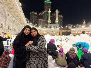 Mona Farouk Instagram - الحمدلله اول عمره رمضان نكون فيها سوا في احسن مكان في دنيا 🤍🕋🙏🏻الحمدللّه على هذه الرحلة المباركة، في قلب مكة المكرمة، محاطًا بالإيمان والامتنان والتواضع. أسأل اللّٰه أن يتقبل دعاءنا ويهدينا إلى الطريق المستقيم.
#umrah #makkah #blessedjourney #alhamdulillah #عمرة #مكة #عائلة_فاروق 
#الحمدللة
الحمدلله رب العالمين 
ربنا يكتبهالها لكل مشتاق🤲🏻