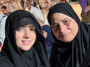 Mona Farouk Instagram - الحمدلله اول عمره رمضان نكون فيها سوا في احسن مكان في دنيا 🤍🕋🙏🏻الحمدللّه على هذه الرحلة المباركة، في قلب مكة المكرمة، محاطًا بالإيمان والامتنان والتواضع. أسأل اللّٰه أن يتقبل دعاءنا ويهدينا إلى الطريق المستقيم.
#umrah #makkah #blessedjourney #alhamdulillah #عمرة #مكة #عائلة_فاروق 
#الحمدللة
الحمدلله رب العالمين 
ربنا يكتبهالها لكل مشتاق🤲🏻