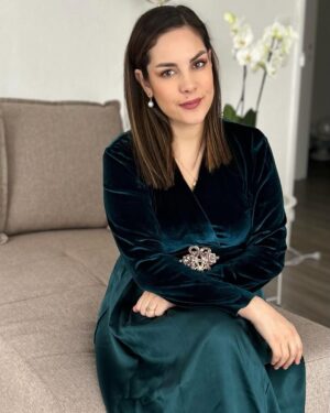 Mouni Bouallam Instagram - عيد سعيد ومبارك احبائي 🥰❤️
انشالله ينعاد علينا وعليكم بالصحة والهناء 

Robe : @mille_et_une_nuits.dz