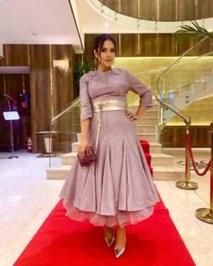 Mouni Bouallam Instagram - من حفل أختتام مهرجان واهران للفيلم العربي .هذا المهرجان المهم للسينما تلجزائرية والعربية يعود بعد غياب 6 سنوات
شكرا للقائمين علي المهرجان علي رأسهم السيد المحافظ عبد القادر جريو 
تمنياتي  بداوم المهرجان وتحيا السينما 😍

Merci à ma chérie @boutiquesoniabareche  pour la magnifique robe 😍
Je tiens à remercier également ma chérie @leglamchic.official pour son makeup et travail de qualité 😍