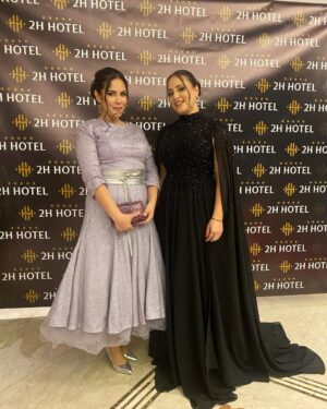 Mouni Bouallam Instagram - من حفل أختتام مهرجان واهران للفيلم العربي .هذا المهرجان المهم للسينما تلجزائرية والعربية يعود بعد غياب 6 سنوات
شكرا للقائمين علي المهرجان علي رأسهم السيد المحافظ عبد القادر جريو 
تمنياتي  بداوم المهرجان وتحيا السينما 😍

Merci à ma chérie @boutiquesoniabareche  pour la magnifique robe 😍
Je tiens à remercier également ma chérie @leglamchic.official pour son makeup et travail de qualité 😍