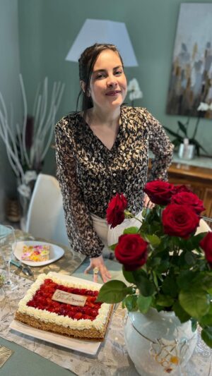 Mouni Bouallam Instagram - Bonne fête à toutes les mamans 😍
عيدك في الجنة ياماما حبيبتي نحبك ومتأكدة انك في مكان أحسن من هذا العالم ، الله يرحم كل الأمهات 
وربي يطول في عمر أمهاتكم، اشبعو منهم اطيعوهم في الجنة تحت أقدام الأمهات ، 
كلدعان وأنتن الحياة والحب كلو ❤️