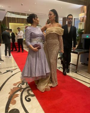 Mouni Bouallam Instagram - من حفل أختتام مهرجان واهران للفيلم العربي .هذا المهرجان المهم للسينما تلجزائرية والعربية يعود بعد غياب 6 سنوات
شكرا للقائمين علي المهرجان علي رأسهم السيد المحافظ عبد القادر جريو 
تمنياتي  بداوم المهرجان وتحيا السينما 😍

Merci à ma chérie @boutiquesoniabareche  pour la magnifique robe 😍
Je tiens à remercier également ma chérie @leglamchic.official pour son makeup et travail de qualité 😍