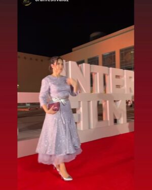 Mouni Bouallam Instagram - من حفل أختتام مهرجان واهران للفيلم العربي .هذا المهرجان المهم للسينما تلجزائرية والعربية يعود بعد غياب 6 سنوات
شكرا للقائمين علي المهرجان علي رأسهم السيد المحافظ عبد القادر جريو 
تمنياتي  بداوم المهرجان وتحيا السينما 😍

Merci à ma chérie @boutiquesoniabareche  pour la magnifique robe 😍
Je tiens à remercier également ma chérie @leglamchic.official pour son makeup et travail de qualité 😍