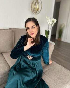 Mouni Bouallam Instagram - عيد سعيد ومبارك احبائي 🥰❤️
انشالله ينعاد علينا وعليكم بالصحة والهناء 

Robe : @mille_et_une_nuits.dz