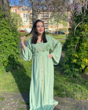 Mouni Bouallam Instagram - Eid mubarak à tous 🥰
تعيدو بالصحة والهناء ربي يحفظكم انشالله ❤️

Caftan : @yassmine_stylist 😍