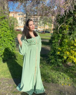 Mouni Bouallam Instagram - Eid mubarak à tous 🥰
تعيدو بالصحة والهناء ربي يحفظكم انشالله ❤️

Caftan : @yassmine_stylist 😍
