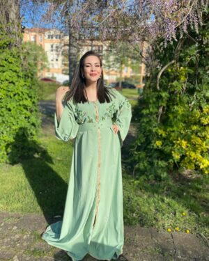 Mouni Bouallam Instagram - Eid mubarak à tous 🥰
تعيدو بالصحة والهناء ربي يحفظكم انشالله ❤️

Caftan : @yassmine_stylist 😍