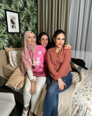 Mouni Bouallam Instagram - Petit bébé machaalah ja pour m’encourager chwiya 😍 W rat bien sûr 🥰
à votre  avis chkoun le gagnant ce soir ?
@udpp_eldjazair