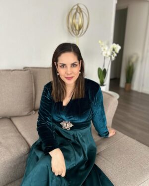 Mouni Bouallam Instagram - عيد سعيد ومبارك احبائي 🥰❤️
انشالله ينعاد علينا وعليكم بالصحة والهناء 

Robe : @mille_et_une_nuits.dz