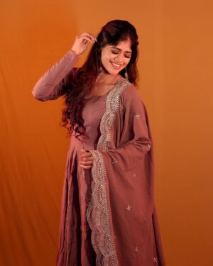 Mridhula korapati Instagram - In a state of mind called bliss ✨

Outfit : @surtisilk 
Photography : @studiolumieres @kickyoga