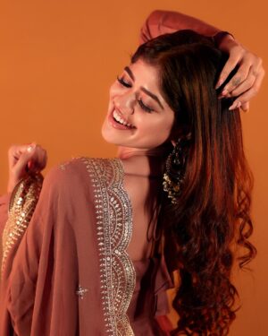Mridhula korapati Instagram - ✨

Outfit : @surtisilk 
Photography : @studiolumieres @kickyoga