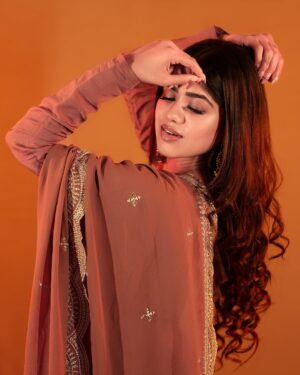 Mridhula korapati Instagram - ✨

Outfit : @surtisilk 
Photography : @studiolumieres @kickyoga
