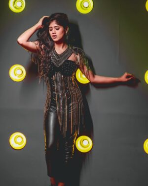 Mridhula korapati Instagram - A little black dress never goes out of style ✨

Photography and edit : @studiolumieres @kickyoga 
Location : @thechennaidancepalace 

#mridhulakorapati