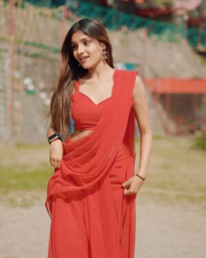 Muskan Shaikh Instagram - Desi girl🫶 comment’s your fav pic?💓

Saree: @dress_by_chavi 
Pc: @vazeerart 

#instagood #instalike #likesforlike #photoshoot #modeling #postoftheday