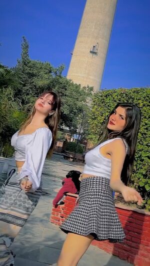 Muskan Shaikh Instagram - Aja mere raja 👑✨🔥 #ashi #reelitfeelit #trendingreels #trending #explore #dance #delhi
