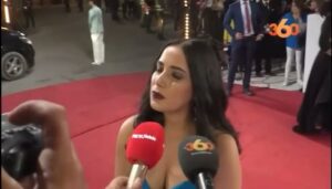 Nadia Kounda Instagram - Retour en arrière  @marrakechfilmfestival 
2022 cérémonie de clôture avec Mr Jeremy irons 🤗
#joursdete #faouzibensaidi
