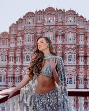 Natalia Janoszek Instagram - Dreamy Jaipur✨

#photo @fashionkarmaofficial 
#look @divarentaldress 
#mua @style_and_glamour_by_diksha 
#hair @hairbymanthan