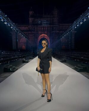 Natalia Janoszek Instagram - What an amazing experience to see @viviennewestwood Fashion Show in front of Gateaway of India and iconic @tajmahalmumbai last night. Thank you so much for having me @fashion_entrepreneur_fund @sanjaynigam_official 
It was truly something extraordinary! 🇮🇳
#look @houseofcb