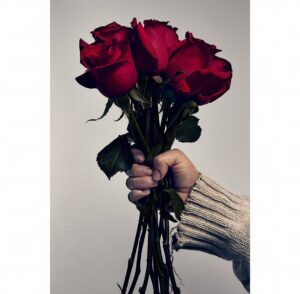 Natalia Reyes Instagram - #TBT 🌹 LA VENDEDORA DE ROSAS
Hace 10 años pasó esto: la última foto del carrusel fue el día del casting para hacer el personaje de Lady, estaba muy nerviosa porque la verdad es que yo no creía que podría llegar a protagonizar algo, no solo sí pude sin corresponder a la idea de ‘protagonista de novela’ sino que 10 años después sigo recibiendo el amor de muchas personas alrededor del mundo que la siguen viendo por @streammaxla @tntbr 
Gracias gracias siempre a quienes creyeron en mí cuando yo no lo hacía 💫 

•

#TBT 🌹 LA VENDEDORA DE ROSAS 
10 years ago this happened: the last photo of the carousel was on the day I auditioned for the character of Lady. I was very nervous because the truth is, I didn’t think I could ever star in anything. Not only I did without looking like a soup opera star but also 10 years later I continue to receive the love of many people around the world who continue to watch it on @streammaxla @tntbr
Thank you, thank you always to those who believed in me even when I didn’t.

#LadyTabares #LaVendedoraDeRosas