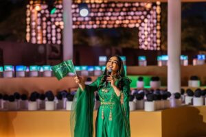 Nawal El Kuwaitia Instagram - سعيدة جدًا إني احتفلت باليوم الوطني الـ94 في الدرعية، وزادت فرحتي كوني أول فنانة عربية تغني في السعودية مع أوركسترا "أليكسا" الذكية في الحفل، اللي دخلت فيه الدرعية موسوعة غينيس للأرقام القياسية لأكثر عدد سماعات أليكسا في العالم. 
‏الله يديم على المملكة التطور والازدهار🇸🇦🤍
‏⁧‫#اليوم_الوطني_السعودي94 ‬⁩
@saraaltwaim.s