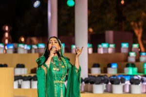 Nawal El Kuwaitia Instagram - سعيدة جدًا إني احتفلت باليوم الوطني الـ94 في الدرعية، وزادت فرحتي كوني أول فنانة عربية تغني في السعودية مع أوركسترا "أليكسا" الذكية في الحفل، اللي دخلت فيه الدرعية موسوعة غينيس للأرقام القياسية لأكثر عدد سماعات أليكسا في العالم. 
‏الله يديم على المملكة التطور والازدهار🇸🇦🤍
‏⁧‫#اليوم_الوطني_السعودي94 ‬⁩
@saraaltwaim.s