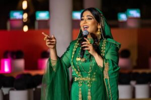 Nawal El Kuwaitia Instagram - سعيدة جدًا إني احتفلت باليوم الوطني الـ94 في الدرعية، وزادت فرحتي كوني أول فنانة عربية تغني في السعودية مع أوركسترا "أليكسا" الذكية في الحفل، اللي دخلت فيه الدرعية موسوعة غينيس للأرقام القياسية لأكثر عدد سماعات أليكسا في العالم. 
‏الله يديم على المملكة التطور والازدهار🇸🇦🤍
‏⁧‫#اليوم_الوطني_السعودي94 ‬⁩
@saraaltwaim.s