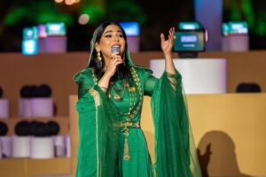 Nawal El Kuwaitia Instagram - سعيدة جدًا إني احتفلت باليوم الوطني الـ94 في الدرعية، وزادت فرحتي كوني أول فنانة عربية تغني في السعودية مع أوركسترا "أليكسا" الذكية في الحفل، اللي دخلت فيه الدرعية موسوعة غينيس للأرقام القياسية لأكثر عدد سماعات أليكسا في العالم. 
‏الله يديم على المملكة التطور والازدهار🇸🇦🤍
‏⁧‫#اليوم_الوطني_السعودي94 ‬⁩
@saraaltwaim.s