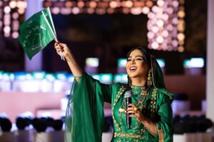 Nawal El Kuwaitia Instagram - سعيدة جدًا إني احتفلت باليوم الوطني الـ94 في الدرعية، وزادت فرحتي كوني أول فنانة عربية تغني في السعودية مع أوركسترا "أليكسا" الذكية في الحفل، اللي دخلت فيه الدرعية موسوعة غينيس للأرقام القياسية لأكثر عدد سماعات أليكسا في العالم. 
‏الله يديم على المملكة التطور والازدهار🇸🇦🤍
‏⁧‫#اليوم_الوطني_السعودي94 ‬⁩
@saraaltwaim.s