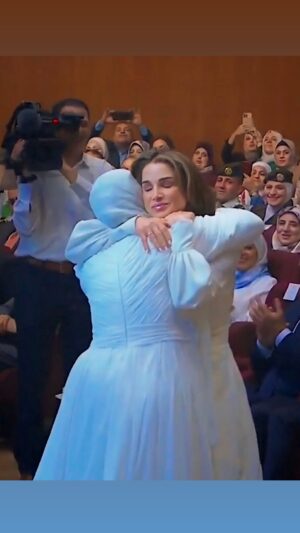 Nedaa Sharara Instagram - جلالة الملكة رانيا شكرا على كل الحب 
الله يحفظك 🤍
من تكريم 
#جائزة_الملكة_رانيا للتميز التربوي
