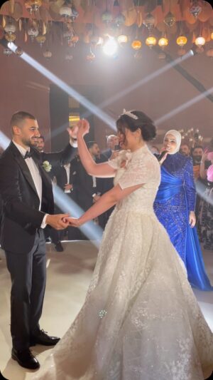 Nedaa Sharara Instagram - احلى عرسان بالعالم ما شاء الله 💙 اغنيتي زادت حلىً💙
#تعرف_احساس من عرس حبيبتي القمر بانا 

اليوم دارين حبيبة قلبي ابدعت في الميكب @makeup_by_dareen 
وبيان القمر ابدعت في الفستان 
@bayan_aladili_designer