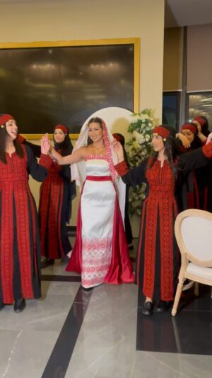 Nedaa Sharara Instagram - حنة العروس الجميلة رهف 👰🏻‍♀️🫶🏻
ابدعوا الصبايا فرقة البنات بقيادة العسل @hanan.shalan2 
والمبدعه بالحنه @alaa_henna9