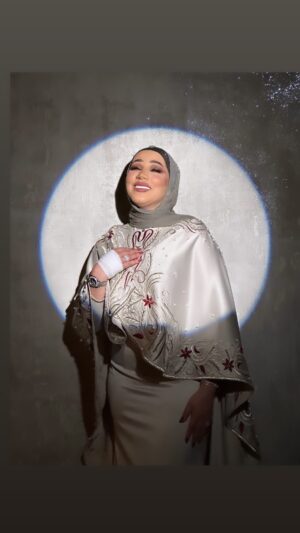Nedaa Sharara Instagram - ❤️‍🔥مقطع من اغنيتي الجديده #تعرف_احساس بتمنى تعجبكم😍❤️‍🔥
كلمات / احمد العزب 
الحان / محمد عبد المجيد 
توزيع /  محمد ياسر
انتاج شبكة 💖@chabaka.music 

الميكب والابداع من المبهر @jakoblambaz 💕
الفستان من المبدعه @bayan_aladili_designer 💕