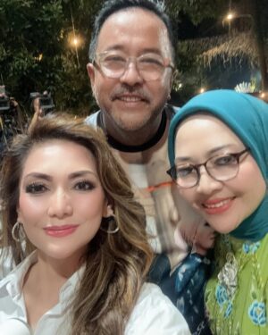 Nia Daniati Instagram - Selamat Ulang Tahun mas @si.rano 🎂💐😇🎂Barakallah Fii Umrik … Semoga Sukses dalam Pilkada CaWaGuB DKI jakarta amiiiin yra 😇💖 @dewiranokarno Sukses ya acara nya 💖💐