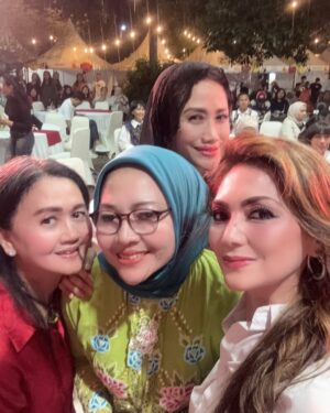 Nia Daniati Instagram - Selamat Ulang Tahun mas @si.rano 🎂💐😇🎂Barakallah Fii Umrik … Semoga Sukses dalam Pilkada CaWaGuB DKI jakarta amiiiin yra 😇💖 @dewiranokarno Sukses ya acara nya 💖💐