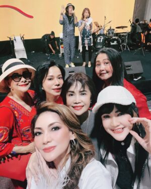 Nia Daniati Instagram - Selamat Ulang Tahun mas @si.rano 🎂💐😇🎂Barakallah Fii Umrik … Semoga Sukses dalam Pilkada CaWaGuB DKI jakarta amiiiin yra 😇💖 @dewiranokarno Sukses ya acara nya 💖💐