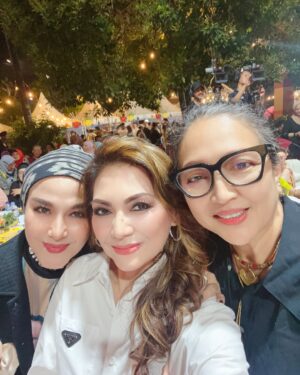 Nia Daniati Instagram - Selamat Ulang Tahun mas @si.rano 🎂💐😇🎂Barakallah Fii Umrik … Semoga Sukses dalam Pilkada CaWaGuB DKI jakarta amiiiin yra 😇💖 @dewiranokarno Sukses ya acara nya 💖💐