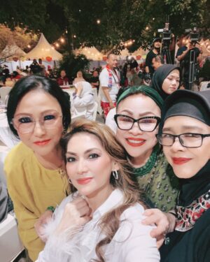Nia Daniati Instagram - Selamat Ulang Tahun mas @si.rano 🎂💐😇🎂Barakallah Fii Umrik … Semoga Sukses dalam Pilkada CaWaGuB DKI jakarta amiiiin yra 😇💖 @dewiranokarno Sukses ya acara nya 💖💐