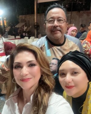 Nia Daniati Instagram - Selamat Ulang Tahun mas @si.rano 🎂💐😇🎂Barakallah Fii Umrik … Semoga Sukses dalam Pilkada CaWaGuB DKI jakarta amiiiin yra 😇💖 @dewiranokarno Sukses ya acara nya 💖💐