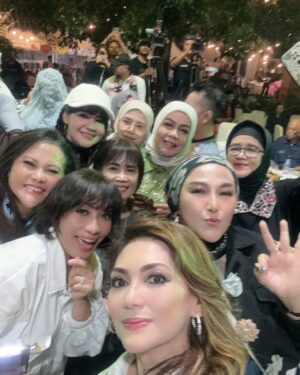 Nia Daniati Instagram - Selamat Ulang Tahun mas @si.rano 🎂💐😇🎂Barakallah Fii Umrik … Semoga Sukses dalam Pilkada CaWaGuB DKI jakarta amiiiin yra 😇💖 @dewiranokarno Sukses ya acara nya 💖💐