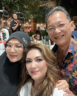 Nia Daniati Instagram - Selamat Ulang Tahun mas @si.rano 🎂💐😇🎂Barakallah Fii Umrik … Semoga Sukses dalam Pilkada CaWaGuB DKI jakarta amiiiin yra 😇💖 @dewiranokarno Sukses ya acara nya 💖💐