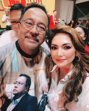 Nia Daniati Instagram - Selamat Ulang Tahun mas @si.rano 🎂💐😇🎂Barakallah Fii Umrik … Semoga Sukses dalam Pilkada CaWaGuB DKI jakarta amiiiin yra 😇💖 @dewiranokarno Sukses ya acara nya 💖💐