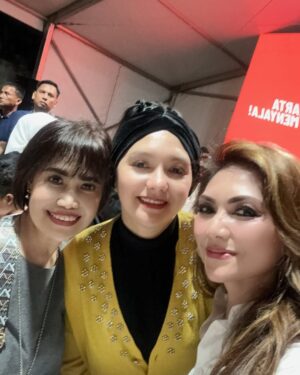 Nia Daniati Instagram - Selamat Ulang Tahun mas @si.rano 🎂💐😇🎂Barakallah Fii Umrik … Semoga Sukses dalam Pilkada CaWaGuB DKI jakarta amiiiin yra 😇💖 @dewiranokarno Sukses ya acara nya 💖💐