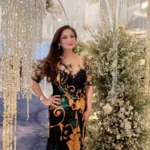 Nia Daniati Instagram - Selamat ber Hari Minggu bersama Orang Minggu bersama Orang”” tercinta love you all 💖💖💖#Gown#kopakaofficial#designer#