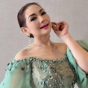 Nia Daniati Instagram - Selamat ber Hari Minggu bersama Orang Minggu bersama Orang”” tercinta love you all 💖💖💖#Gown#kopakaofficial#designer#