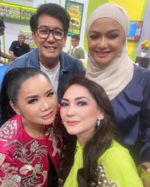 Nia Daniati Instagram - Acara hari ini @pasbukafm_trans7 Host @ayutingting92 @andreastaulany @suryainsomnia