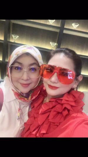 Nia Daniati Instagram - Innalillahi Wa innaillaihi Rojiun …. Selamat Jalan Saudaraku Dina Mariana…Semoga Segala Amal Soleh Kebaikan mu,Allah Terima & Surga Tempat mu Al Fatihah…. Amiiiin 🤲🙏😇😭