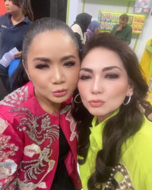 Nia Daniati Instagram - Acara hari ini @pasbukafm_trans7 Host @ayutingting92 @andreastaulany @suryainsomnia