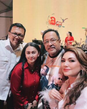 Nia Daniati Instagram - Selamat Ulang Tahun mas @si.rano 🎂💐😇🎂Barakallah Fii Umrik … Semoga Sukses dalam Pilkada CaWaGuB DKI jakarta amiiiin yra 😇💖 @dewiranokarno Sukses ya acara nya 💖💐